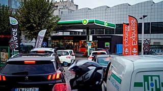 Cola para repostar en una gasolinera de Francia.