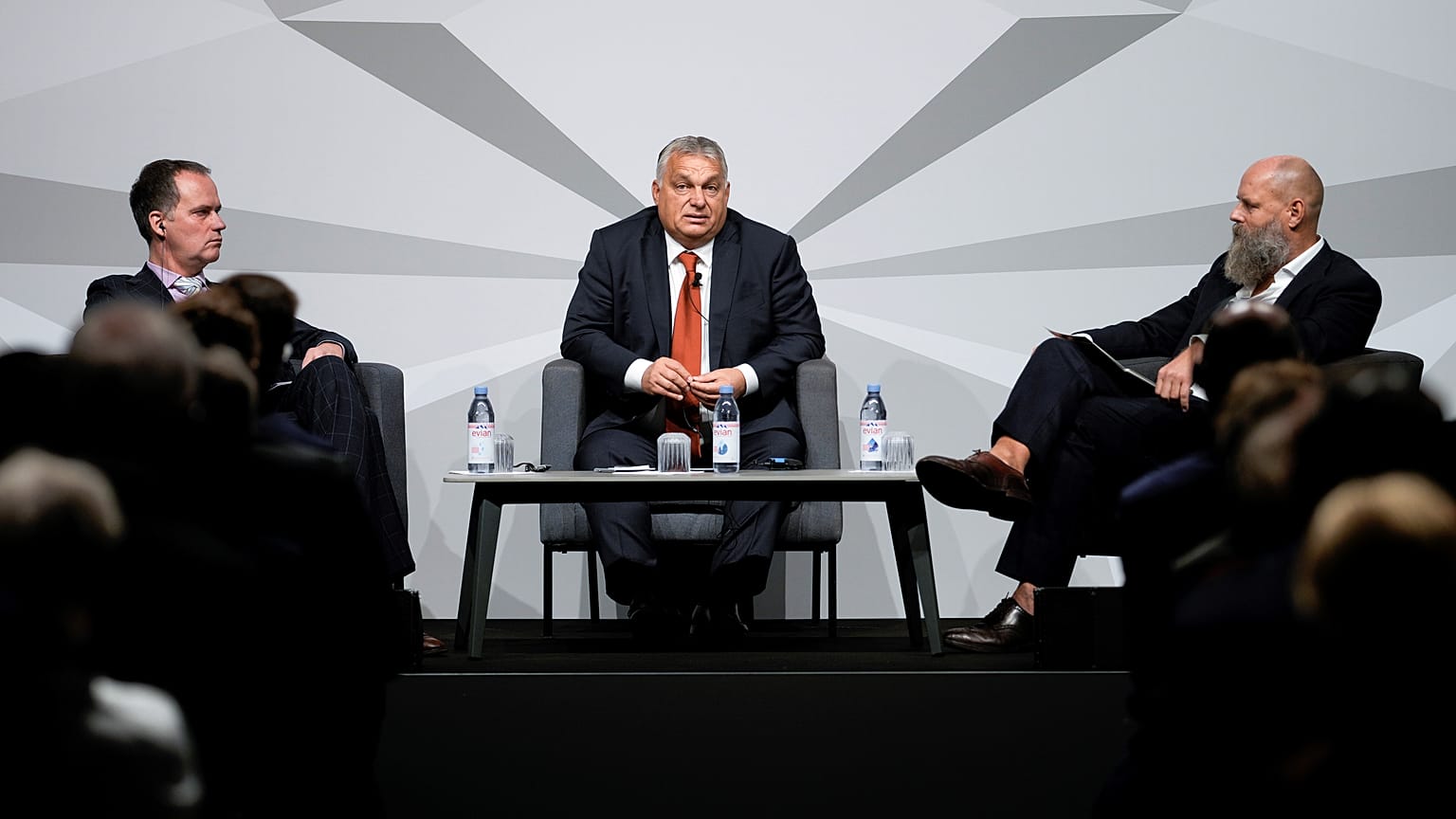 Orbán Viktor Alexander Marguierrel, a Cicero című politikai magazin főszerkesztőjével (b) és Hölger Friedrichhel, a Berliner Zeitung című lap kiadóvállalatának tulajdonosával