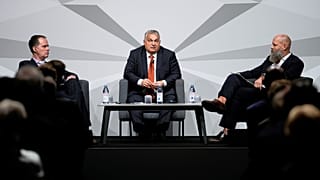 Orbán Viktor Alexander Marguierrel, a Cicero című politikai magazin főszerkesztőjével (b) és Hölger Friedrichhel, a Berliner Zeitung című lap kiadóvállalatának tulajdonosával