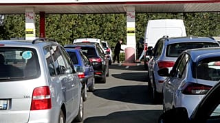 Kocsisorok az észak-franciaországi Lille egyik benzinkútjánál október 7-én, pénteken. A szerencséseknek még jutott valami