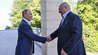 Putyin orosz Lukasenka fehérorosz elnököt fogadja az államfői nyári rezidencián, Bocsarov Rucsejben 2022. szeptember 26-án.