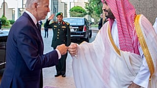 Joe Biden és Mohamed bin Szalmán 2022 júliusában