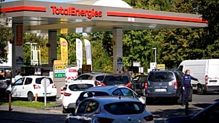 Fransa'da grevler nedeniyle uzun benzin kuyrukları oluştu