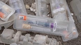 Entsorgte Grippeimpfungen am peruanischen Strand von Oquendo 