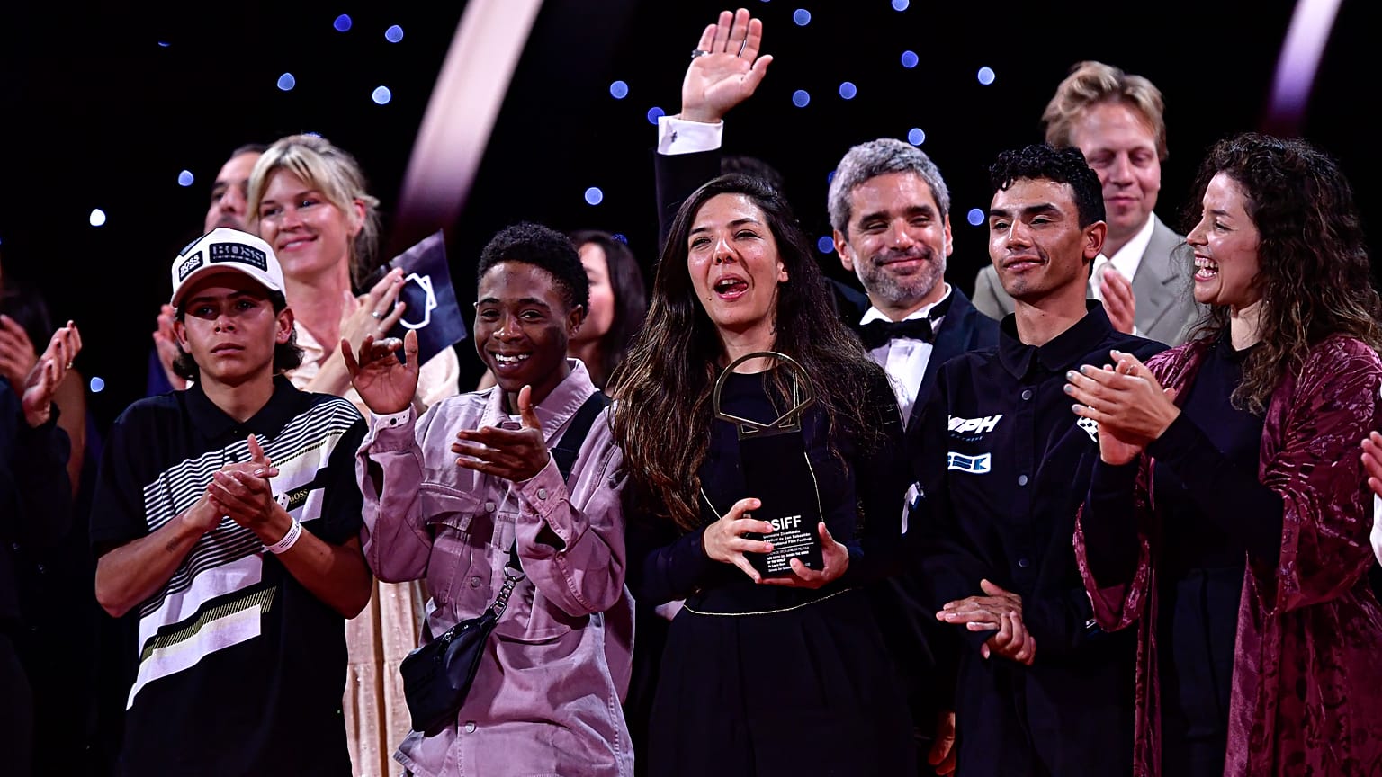 Laura Mora junto a los protagonistas de "Los reyes del mundo" en San Sebastián.