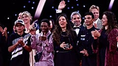Laura Mora junto a los protagonistas de "Los reyes del mundo" en San Sebastián.