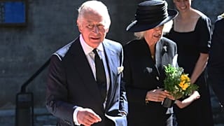 III. Károly brit király és felesége, Kamilla királyné távozik az édesanyja, II. Erzsébet királynő tiszteletére tartott istentiszteletről
