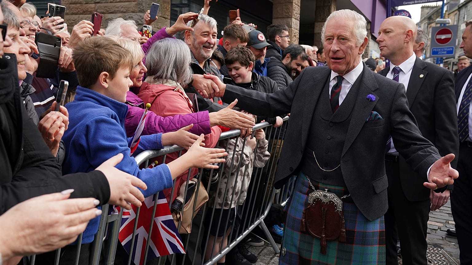 König Charles III bei einem Besuch im schottischen Dunfermline
