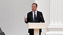 Medvegyev felszólal a nemzetbiztonsági tanács ülésén a Kremlben 2022. február 21-én