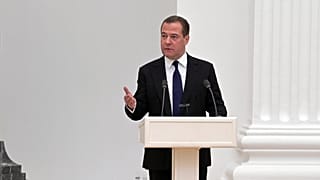Medvegyev felszólal a nemzetbiztonsági tanács ülésén a Kremlben 2022. február 21-én