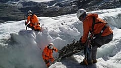 El equipo de rescate saca un resto del avión de una grieta del glaciar Gauli, Alpes, Suiza 11/10/2022