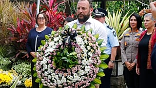 Bali saldırısında ölenlerin yakınlarından biri anma törenine katılıyor