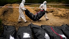 Lyman: Leichen werden aus einem Massengrab exhumiert.