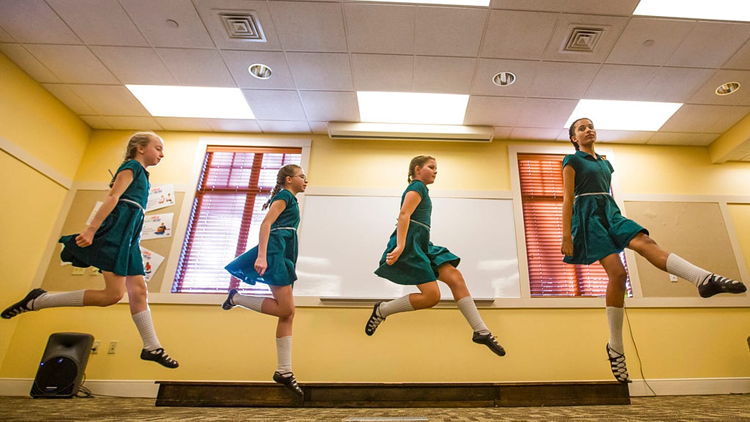 Tänzerinnen der Spraoi agus Rince School of Irish Dance Library in South Bend