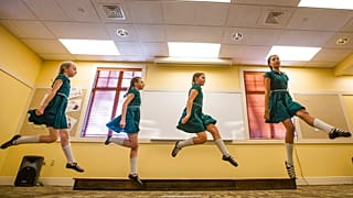 Tänzerinnen der Spraoi agus Rince School of Irish Dance Library in South Bend