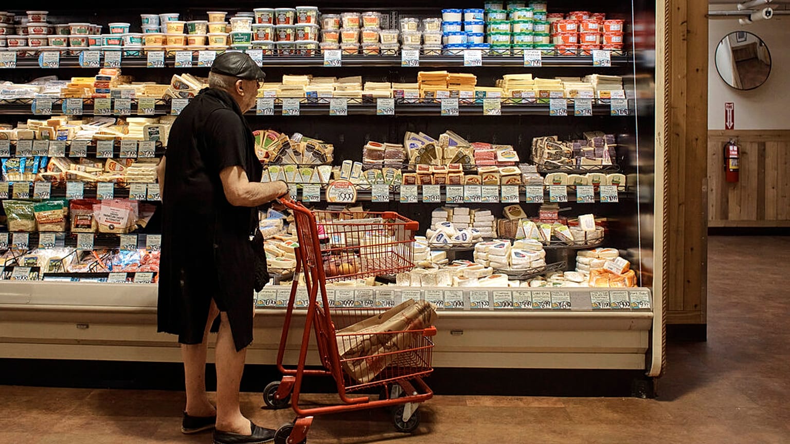 New York'taki bir süpermarkette ürün seçen bir tüketici