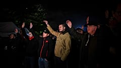 Des salariés du site Esso de Port-Jérôme-Sur-Seine, regroupés ce mercredi matin, votent en faveur de la poursuite de la grève. 
