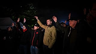 Des salariés du site Esso de Port-Jérôme-Sur-Seine, regroupés ce mercredi matin, votent en faveur de la poursuite de la grève.