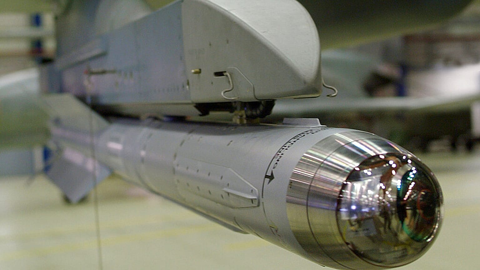 Almanya'nın Rostock-Laage hava üssünde "Eurofighter "ın kanatları altına yerleştirilen bir IRIS-T Füzesi