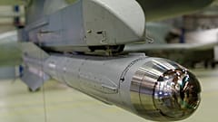 Almanya'nın Rostock-Laage hava üssünde "Eurofighter "ın kanatları altına yerleştirilen bir IRIS-T Füzesi