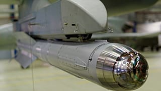 Almanya'nın Rostock-Laage hava üssünde "Eurofighter "ın kanatları altına yerleştirilen bir IRIS-T Füzesi
