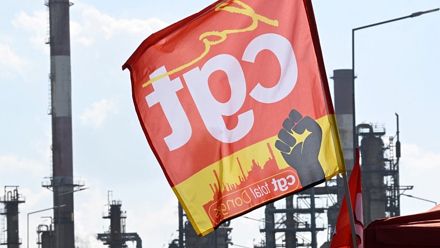 Bandeira de sindicato em frente a refinaria da TotalEnergies em França
