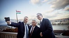 Ez a szelfi még nem került fel a magyar miniszterelnök Twitterére, de már követi az osztrák kancellárt és a szerb elnököt is a közösségi oldalon