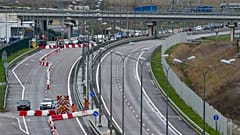 На мосту через Керченский пролив значительно усилены меры безопасности для проезда автотранспорта после подрыва грузовика, который вызвал частичное обрушение, 9 окт. 2022 г.