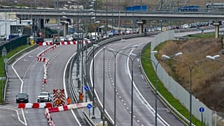 На мосту через Керченский пролив значительно усилены меры безопасности для проезда автотранспорта после подрыва грузовика, который вызвал частичное обрушение, 9 окт. 2022 г.
