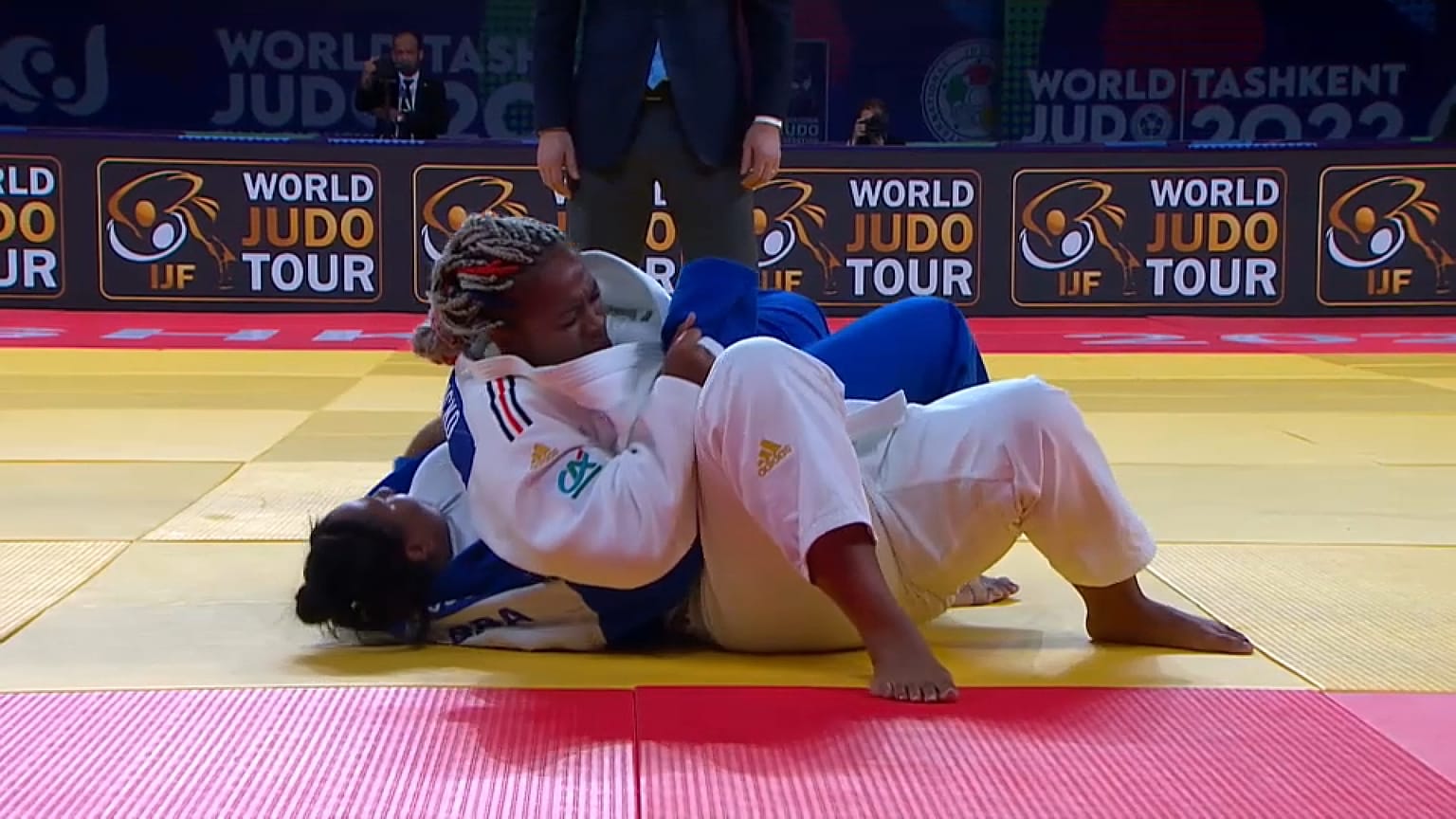 Romane Dicko (im weißen Anzug) im Finale gegen Beatriz Souza.
