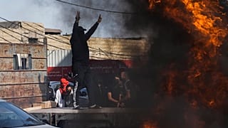 شبان فلسطينيون خلال مواجهات في مخيم شعفاط، بالقرب من القدس الشرقية.