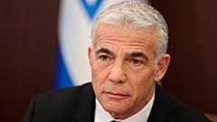 رئيس الوزراء الإسرائيلي يائير لبيد في الاجتماع الأسبوعي لمجلس الوزراء في مدينة القدس. 