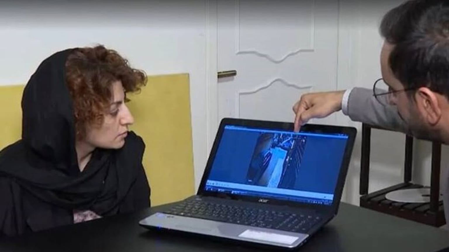 خاله نیکا شاکرمی که اعتراف های او مبنی بر اینکه خواهرزاده او خودکشی کرده و در اعتراضات کشته نشده است از تلویزیون پخش شد