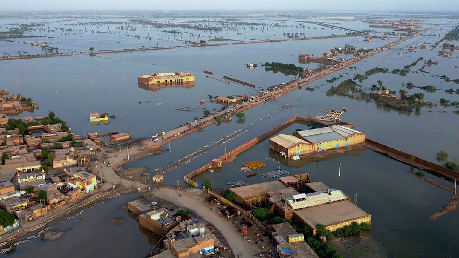 Überflutete Häuser in Sohbat Pur, Provinz Baluchistan, im August 2022