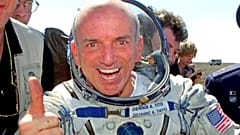 Foto de Dennis Tito después de aterrizar en la tierra tras su primer viaje al espacio. Tito visitó la Estación Espacial Internacional. 