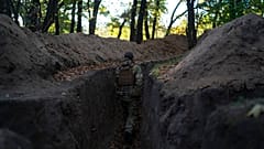 Ukrainischer Soldat in erobertem russischen Schützengraben. Raum Cherson. 12. Oktober 2022