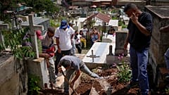 Entierrno de una de las víctimas de la catástrofe en Las Tejerías (Venezuela).