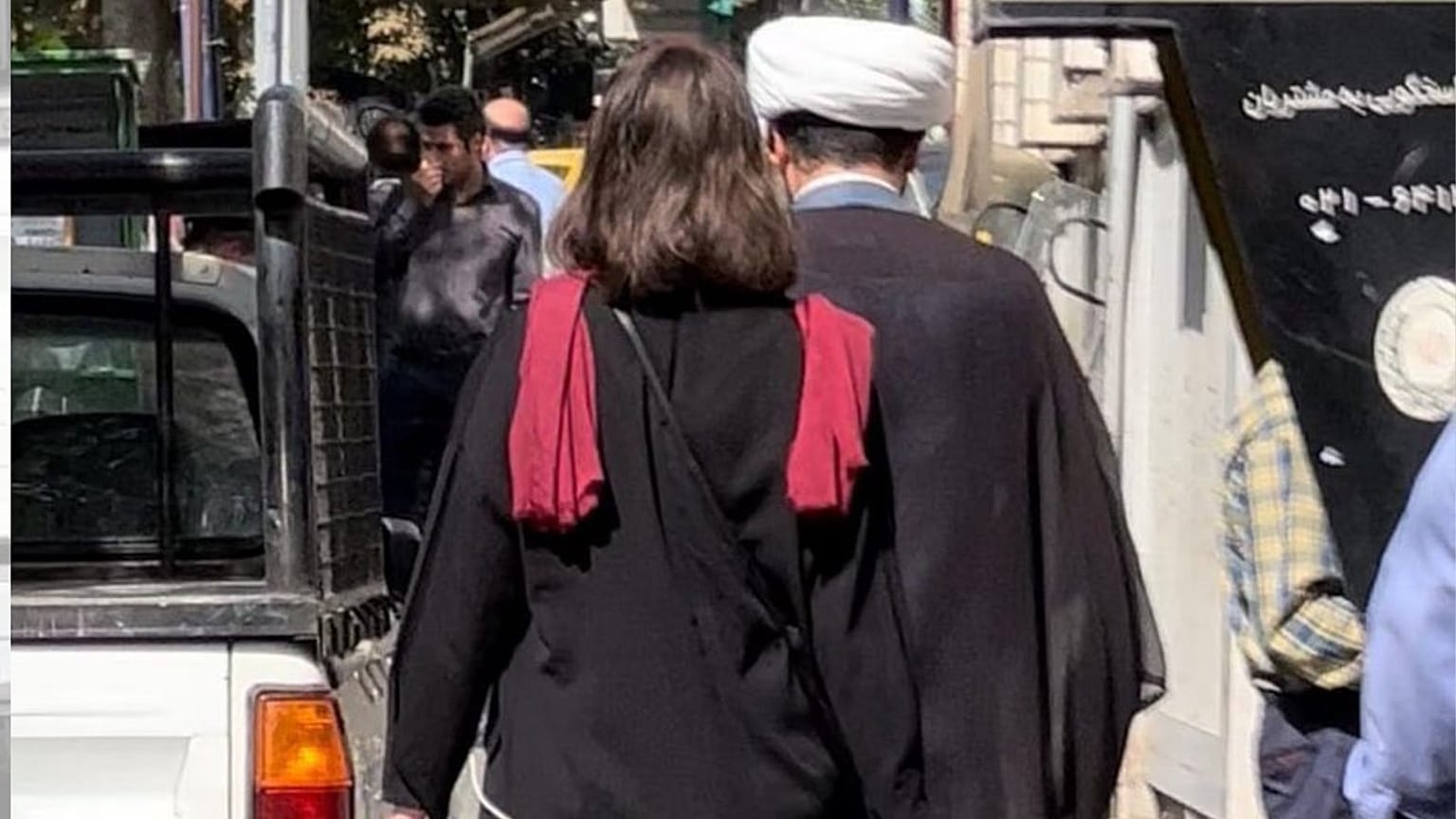 زن بی‌حجابی که در خیابان‌های تهران پشت سر یک روحانی حرکت می‌کند