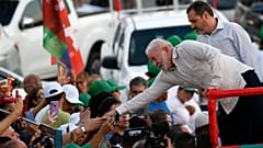 المرشح الرئاسي في البرازيل لويز إيناسيو لولا دا سيلفا، يحيي المناصرين له خلال مهرجان انتخابي في ريو دي جانيرو، البرازيل، 11 أكتوبر 2022.