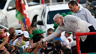 المرشح الرئاسي في البرازيل لويز إيناسيو لولا دا سيلفا، يحيي المناصرين له خلال مهرجان انتخابي في ريو دي جانيرو، البرازيل، 11 أكتوبر 2022.