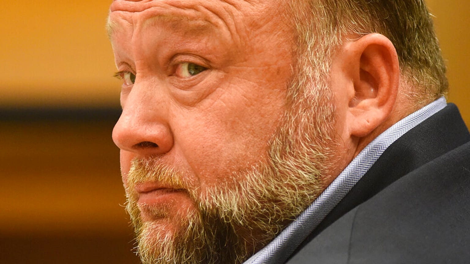 ABD'deki okul saldırısına komplo diyen Alex Jones'a 965 milyon dolar tazminat cezası