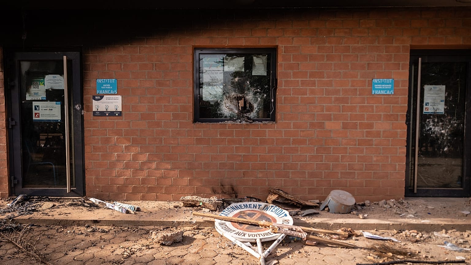 Dégâts causés par les manifestations devant l'Institut français à Ouagadougou - 12.10.2022