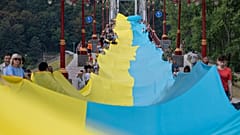 Demonstranten bekunden ihre Unterstützung der Ukraine im Krieg gegen Russland 