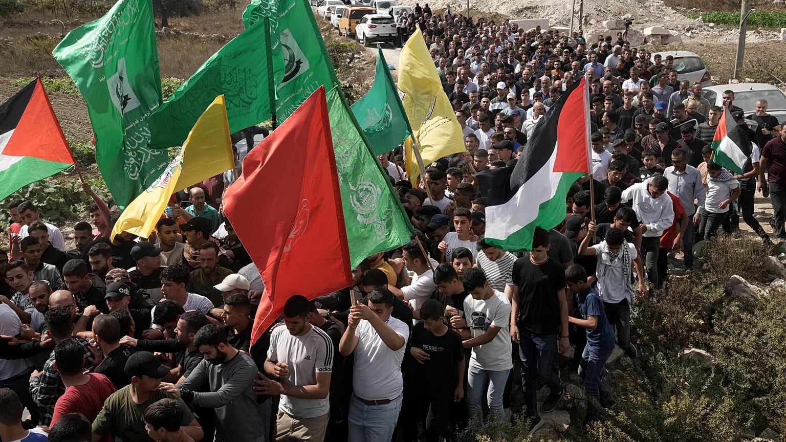 فلسطينيون يشيّعون جثمان الشاب أسامة عدوي الذي قُتل برصاص جنود الاحتلال الإسرائيلي في مخيم العروب للاجئين الفلسطينيين بالضفة الغربية المحتلة، 13 أكتوبر 2022.