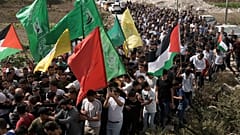 فلسطينيون يشيّعون جثمان الشاب أسامة عدوي الذي قُتل برصاص جنود الاحتلال الإسرائيلي في مخيم العروب للاجئين الفلسطينيين بالضفة الغربية المحتلة، 13 أكتوبر 2022.