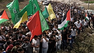 فلسطينيون يشيّعون جثمان الشاب أسامة عدوي الذي قُتل برصاص جنود الاحتلال الإسرائيلي في مخيم العروب للاجئين الفلسطينيين بالضفة الغربية المحتلة، 13 أكتوبر 2022.
