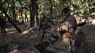Ukrainische Truppen in Schützengräben der russischen Armee bei Kherson - Mitte Oktober