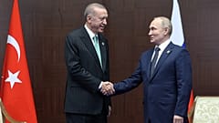 الرئيس التركي رجب طيب أردوغان والروسي فلاديمير بوتين على هامش مؤتمر التفاعل وإجراءات بناء الثقة في آسيا (CICA) في أستانا.