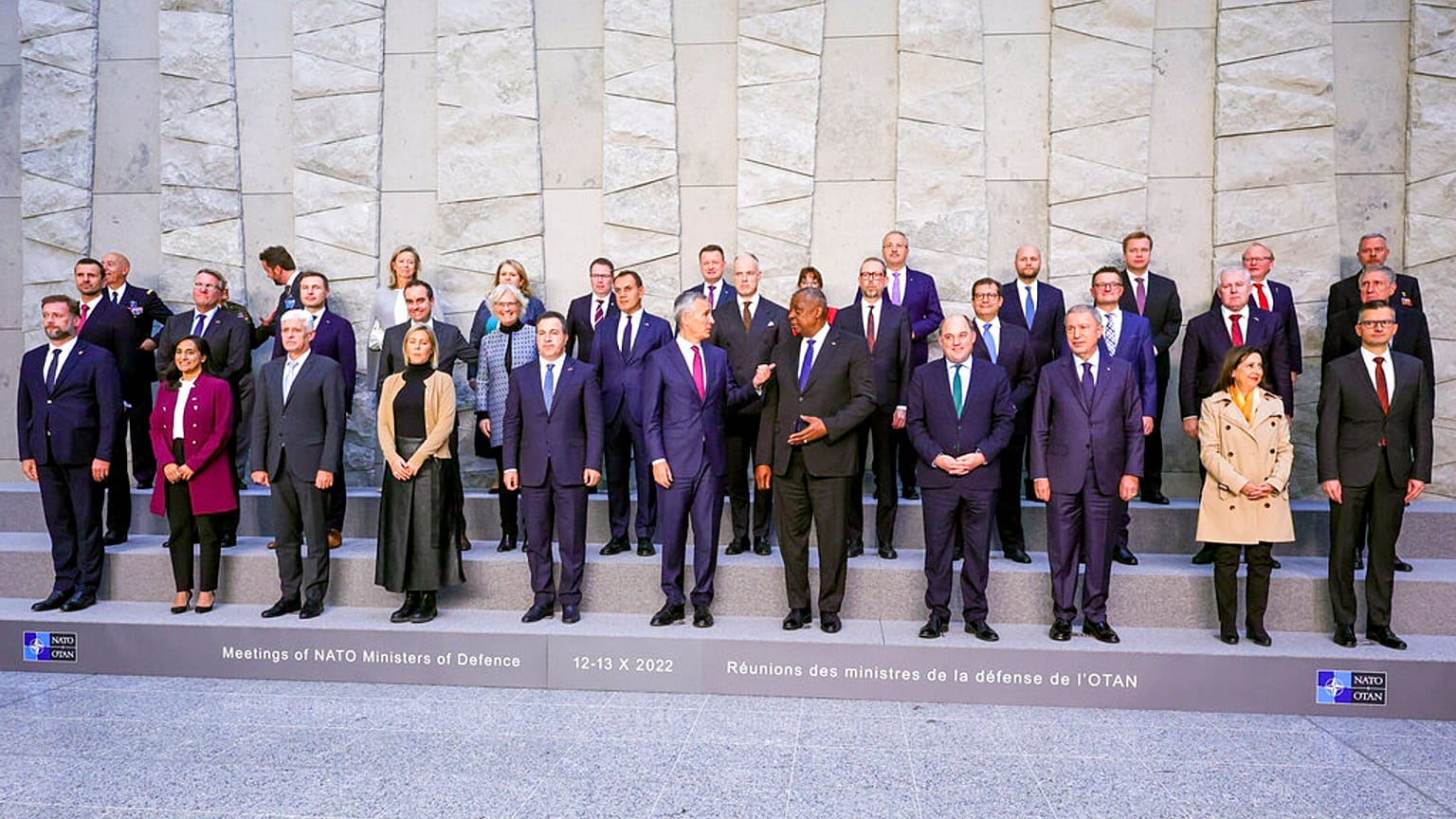 NATO üyelerinin savunma bakanları Brüksel'de bir araya geldi