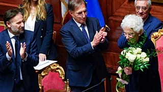 Le président nouvellement élu du Sénat italien, Ignazio La Russa remet un bouquet à Liliana Segre, survivante de l'Holocauste et sénatrice 13/10/2022